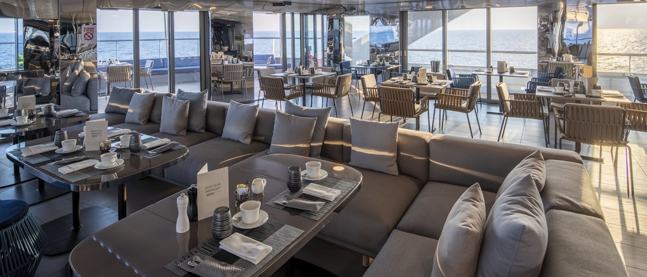 Yacht Club grill restaurant og bar serverer morgenmad og frokost.